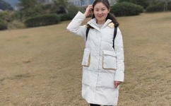 女子上衣被褪至胸口袒露